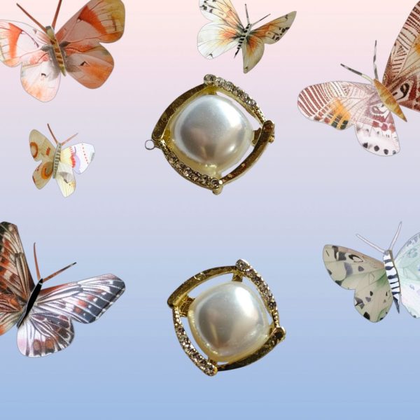WHITE AD PEARL STUDS